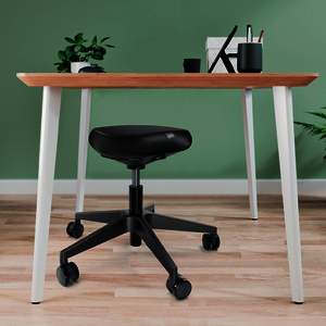 1 TABOURET A ROULETTES ASSIS DEBOUT